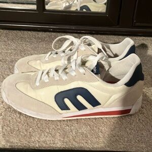 White Etnies 9.5 too smalll form worn only a few times a not perfect